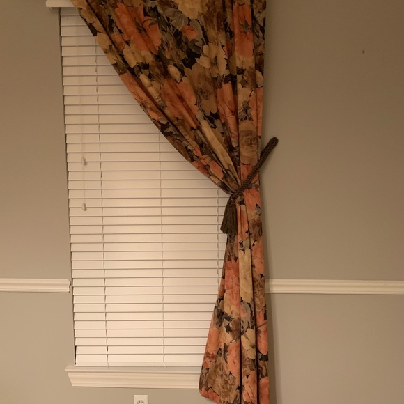 Beautiful custom lined drapes. Non smoking home. Sold as a pair. - Picture 2 of 6